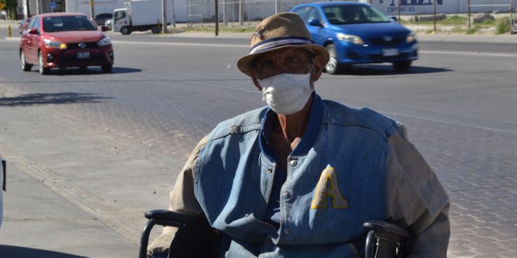 Ernesto ya no puede lavar carros y necesita pedir monedas para comer