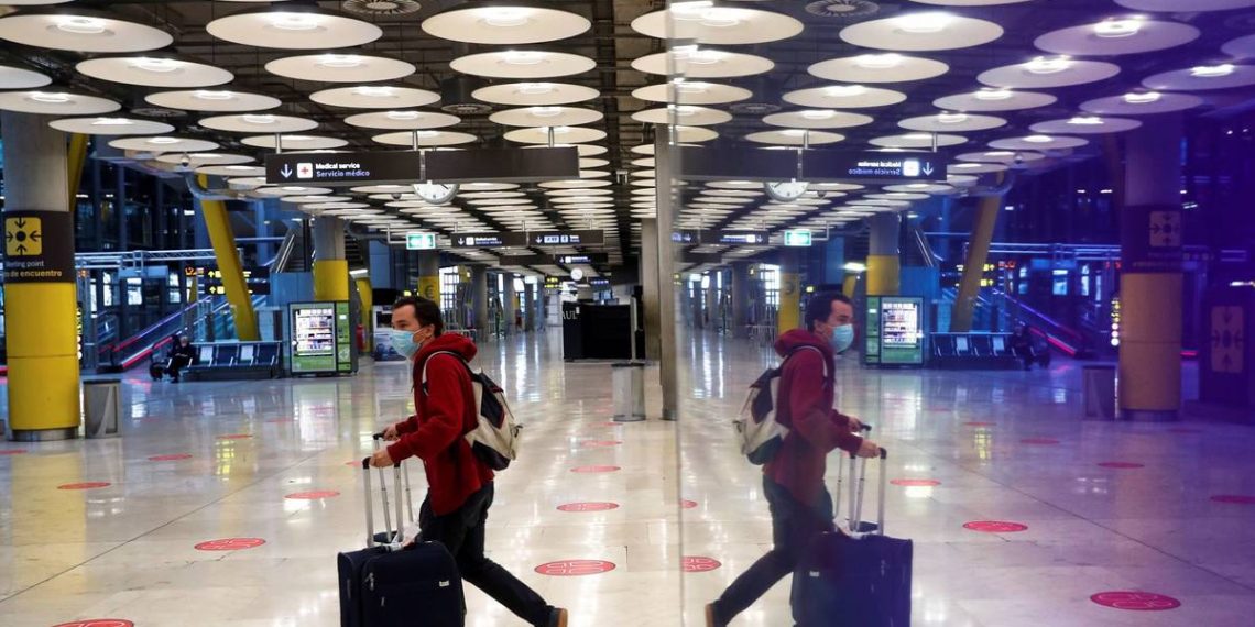 Foto: Un pasajero cruza una de las salas del aeropuerto Adolfo Suárez Madrid-Barajas. (EFE)