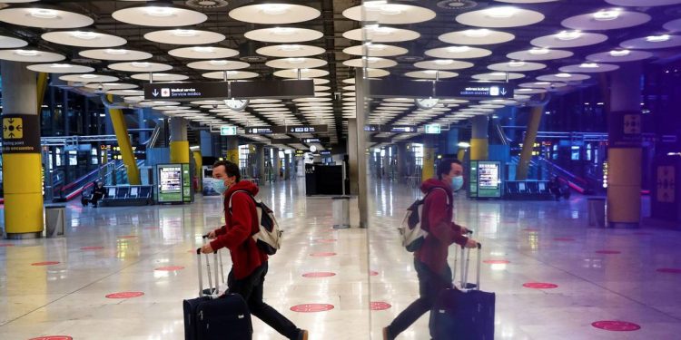 Foto: Un pasajero cruza una de las salas del aeropuerto Adolfo Suárez Madrid-Barajas. (EFE)