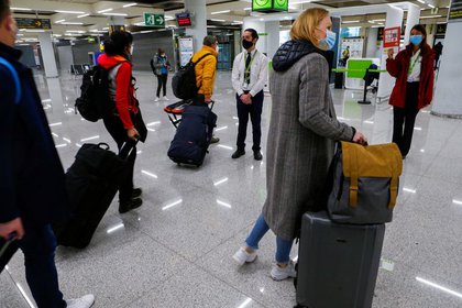Turistas procedentes de Alemania llegan al aeropuerto de Palma de Mallorca tras el levantamiento de la cuarentena impuesta por Berlín a los viajeros que regresan de las Islas Baleares en medio de la pandemia de la enfermedad del coronavirus (COVID-19), Palma de Mallorca, España 21 de marzo de 2021. REUTERS/Enrique Calvo