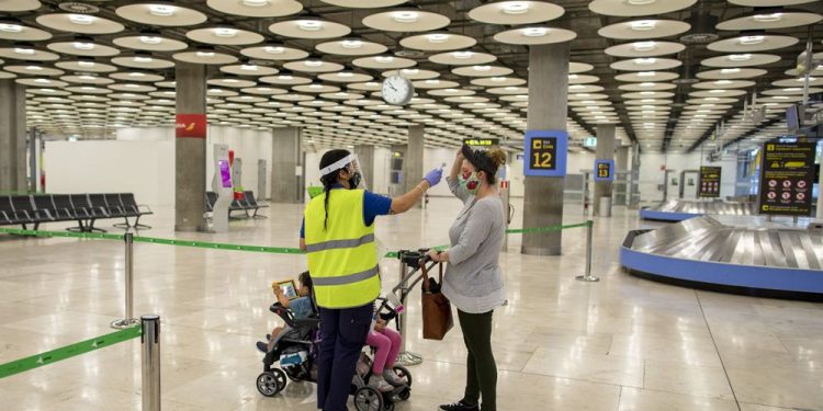 España impone una cuarentena de 10 días a los viajeros de Perú, Colombia y ocho países africanos | Sociedad