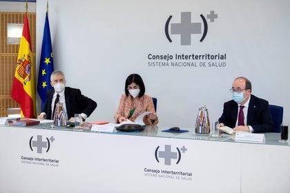 La ministra de Sanidad, Carolina Darías, preside junto al ministro del Interior Fernando Grande Marlaska y el ministro de Política Territorial y Función Pública, Miquel Iceta, la celebración del Consejo Interterritorial del Sistema Nacional de Salud, este miércoles en Madrid. EFE/Moncloa/Borja Puig de la Bellacasa
