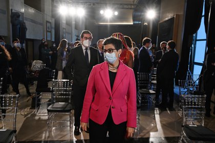La ministra de Asuntos Exteriores, Arancha González Laya (c), presenta la campaña “Spain for Sure 2”, protagonizada por extranjeros que han decidido quedarse a vivir en España, para impulsar la imagen exterior de España, hoy en el Teatro Real de Madrid. EFE/FERNANDO VILLAR
