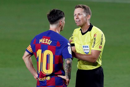 GRAF047. BARCELONA, 30/06/2020.- El delantero argentino del FC Barcelona Leo Messi (i) discute con el árbitro Hernández Hernández, durante el partido de LaLiga que FC Barcelona y Atlético de Madrid disputan hoy martes en el Camp Nou, en Barcelona. EFE/Alberto Estévez