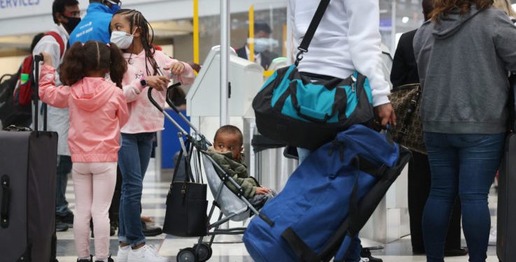 Estadounidenses relajan medidas sanitarias y realizan viajes