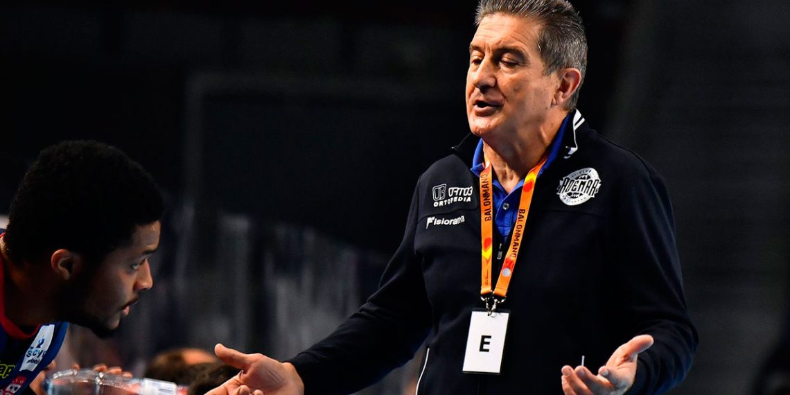 Cadenas pide explicaciones a Semedo tras una acción.