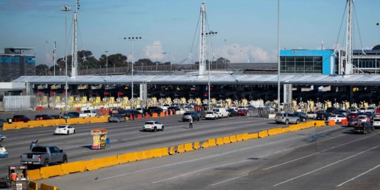 Extiende EU cierre de la frontera a viajes no esenciales hasta el 21 de abril