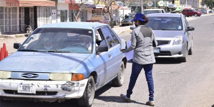 Familia pide apoyo en crucero para medicinas de hijo enfermo