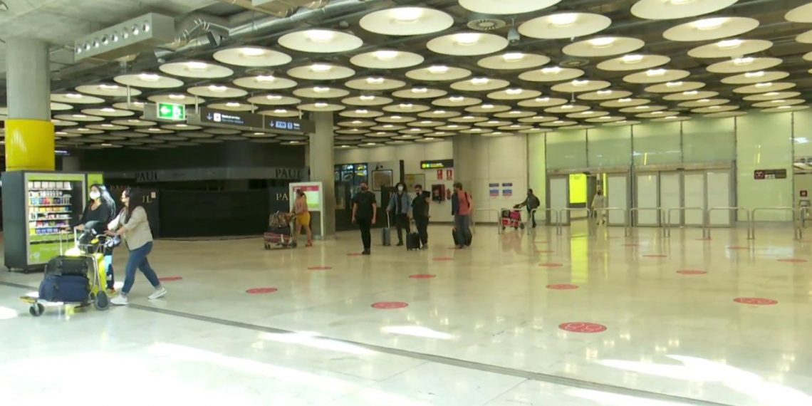 Francia estudia restringir los viajes turísticos al extranjero para evitar un repunte de los contagios