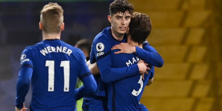 Marcos Alonso abraza a Kai Havertz tras el primer tanto del Chelsea