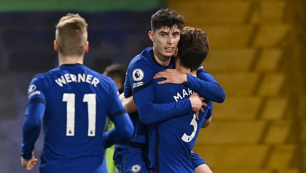 Marcos Alonso abraza a Kai Havertz tras el primer tanto del Chelsea