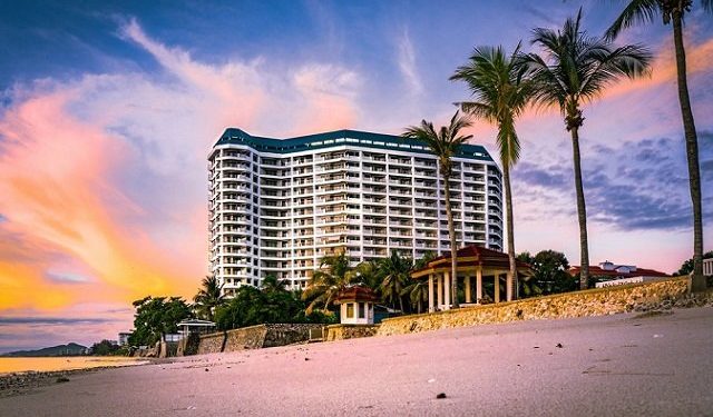 Toma de un hotel a orillas de la playa