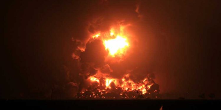 Incendio consume refinería en Indonesia y desalojan a más de 900 personas