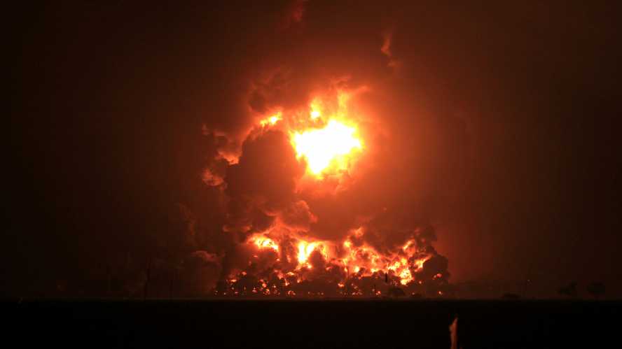 Incendio consume refinería en Indonesia y desalojan a más de 900 personas