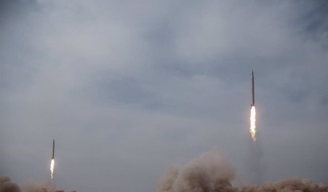 Archivo - HANDOUT - 15 January 2021, Iran, ---: A picture made available on 16 January 2021 shows Iranian long range missiles launching during a military drill held as part of the 15th Great Prophet manoeuvrers at an undisclosed location in Iran's Great S