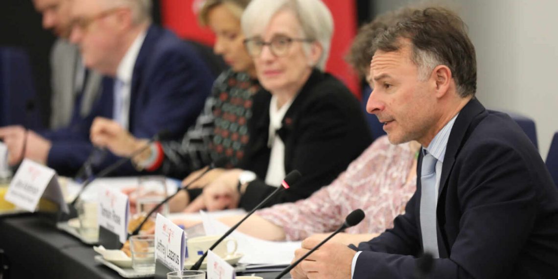 Jeffrey Lazarus: "En Europa se empieza a ver que viajar a España es un deporte de riesgo extremo"