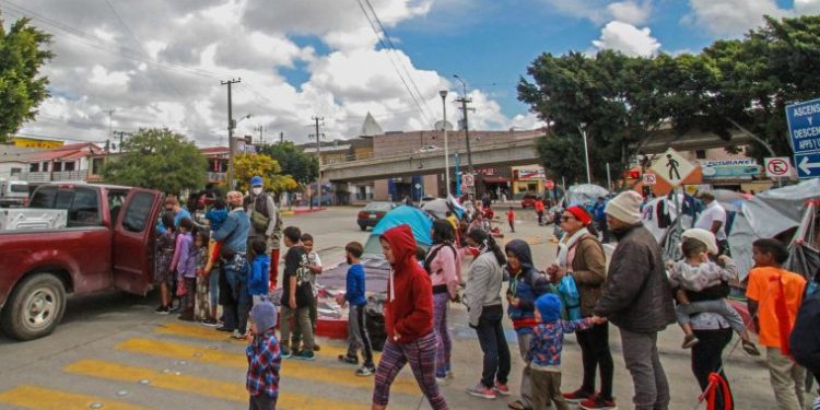 Migrantes instalan campamentos en el puesto fronterizo del Chaparral, ciudad fronteriza de Tijuana, en Baja California. (Foto Prensa Libre: EFE)