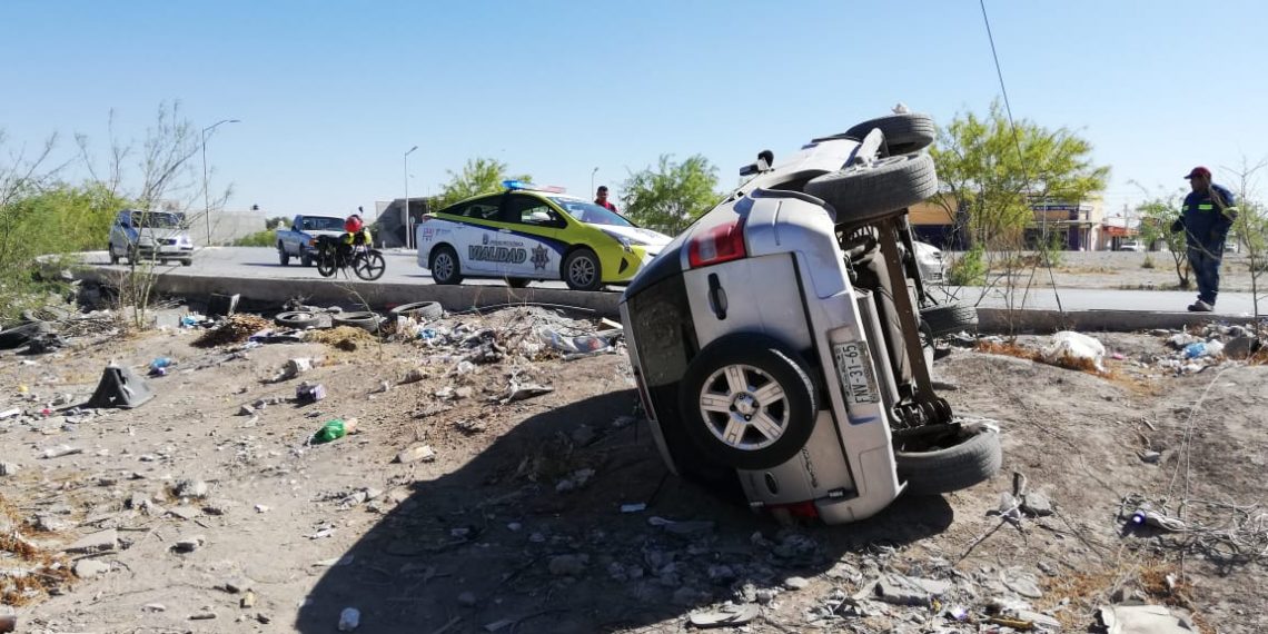 Joven a exceso de velocidad vuelca en Bulevar Torreón 2000