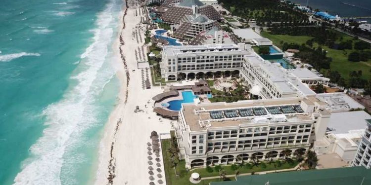 Jóvenes argentinos viajaron a Cancún, se contagiaron de COVID y ahora su país está en alerta