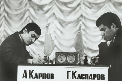 Anatoly Karpov y Gary Kasparov en uno de los tantos enfrentamientos en Rusia en 1990.