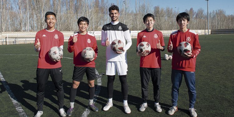 Los cuatro jugadores japoneses y Essak, de Arabia Saudi, en un entrenamiento en Puente Castro.