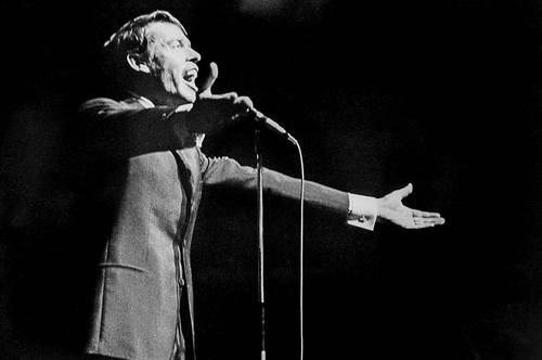 En octubre de 1966, el cantante belga Jacques Brel actúa por última vez en la sala de conciertos Olympia de París.