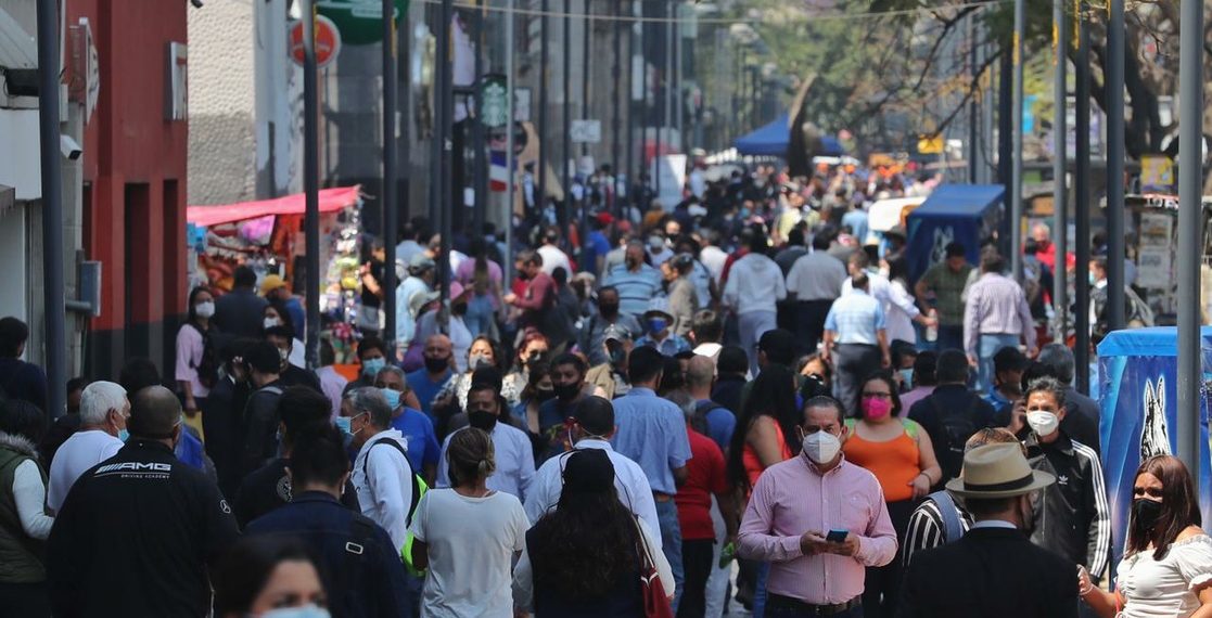 Peatones atraviesan diversas calles del Centro Histórico durante la fase del semáforo naranja por la pandemia de Covid-19 en la Ciudad de México.