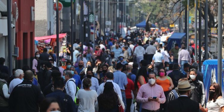 Peatones atraviesan diversas calles del Centro Histórico durante la fase del semáforo naranja por la pandemia de Covid-19 en la Ciudad de México.