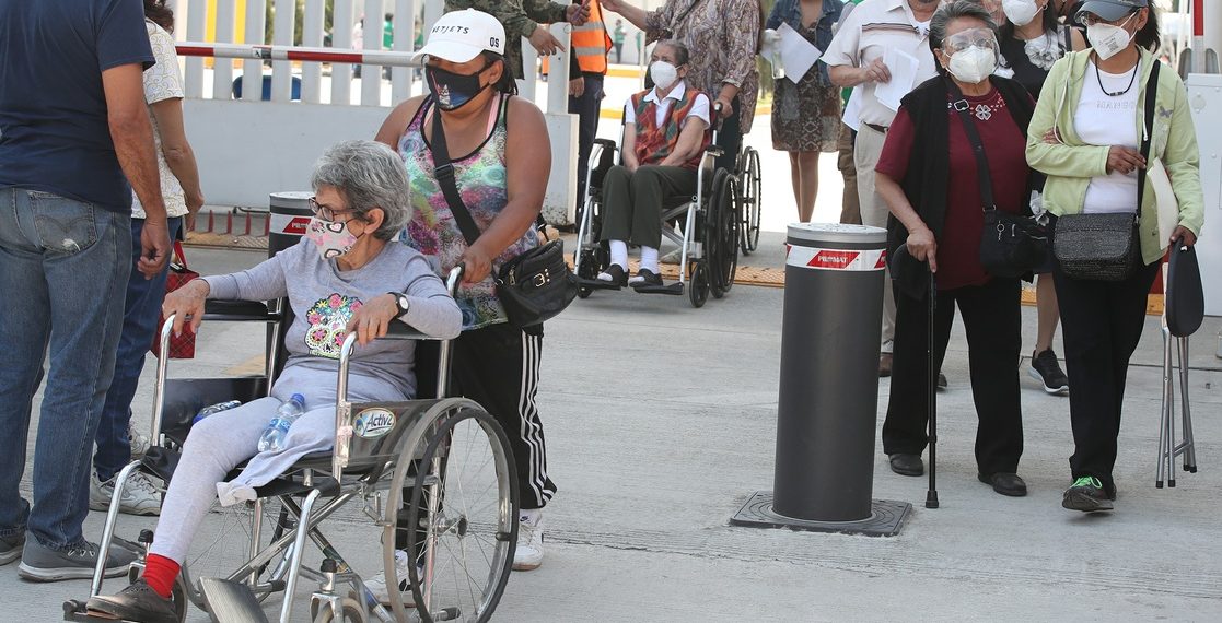 Durante la vacunación para adultos mayores en la alcaldía de Coyoacán, en imagen de antier.