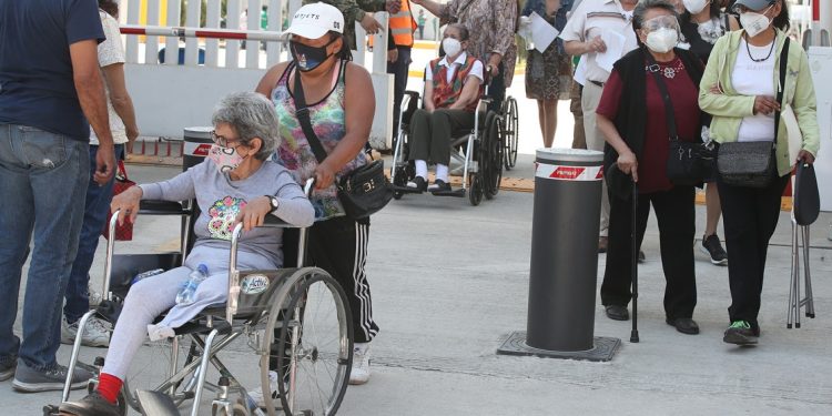 Durante la vacunación para adultos mayores en la alcaldía de Coyoacán, en imagen de antier.