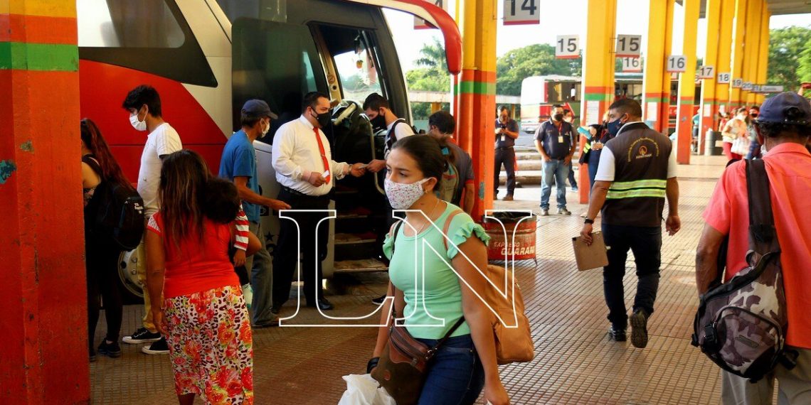 La Nación / Pasajeros adelantan viajes al interior antes del cierre de la Terminal de Ómnibus