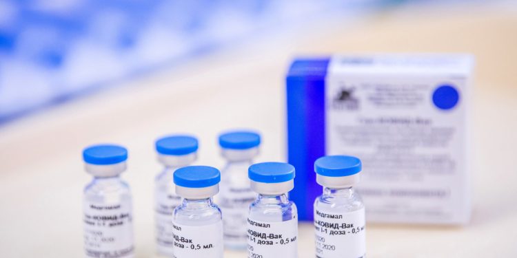 La UE introduciría documentos que faciliten los viajes para los vacunados contra el coronavirus, incluso con los fármacos de producción rusa y china
