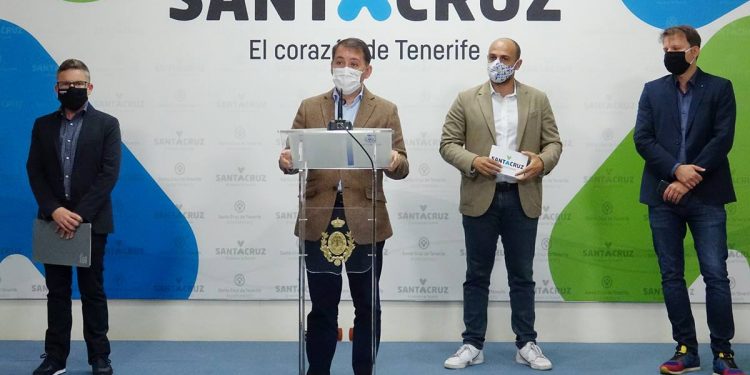David Pérez, consejero delegado de Turismo de Tenerife; José Manuel Bermúdez, alcalde de Santa Cruz; Alfonso Cabello, edil                de Tecnología, e Igor Lukic, organizador. DA