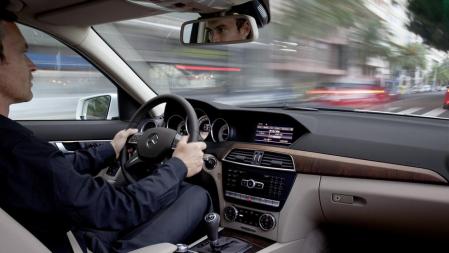 El conductor tiene que estar concentrado en la carretera; nunca debe manipular el navegador al volante