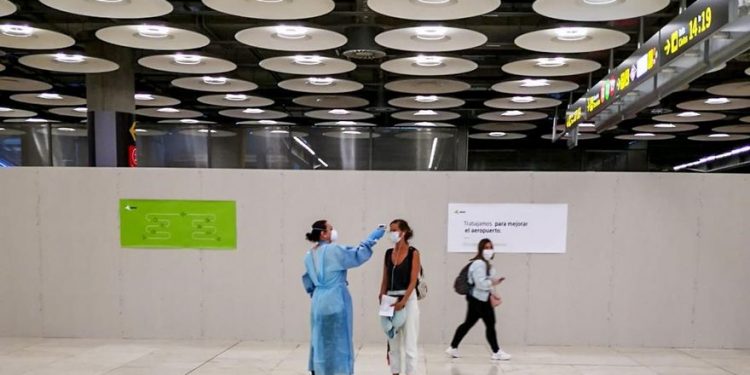 La ministra de Turismo defiende que no se pueda viajar por España pero sí que vengan extranjeros