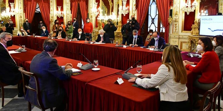 La recuperación post-coronavirus del turismo centra la reunión entre agentes turísticos gaditanos y la ministra Maroto en la Diputación