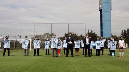 Claudio Tapia y Guillermo Tofoni en la presentación de las academias junto a representantes de diferentes países (Crédito: Matías Arbotto)