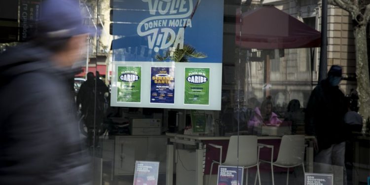 Las agencias de viaje retoman lentamente su actividad con temor a los despidos | Cataluña