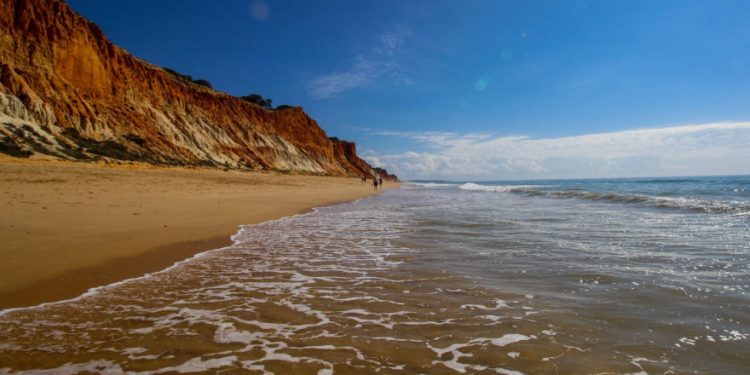 La playa de Falesia es una de las más bonitas del Algarve portugués