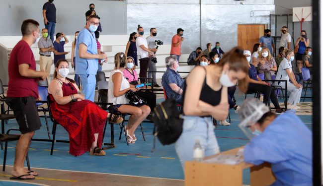 Las medidas que analiza el gobierno para restringir los viajes al exterior