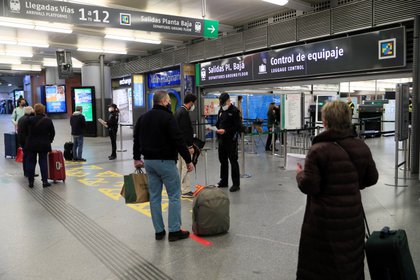 Controles policiales en la estación de Atocha, en Madrid. EFE/ Fernando Alvarado
