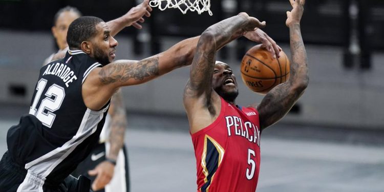 Aldridge, en uno de sus últimos encuentros con San Antonio Spurs.