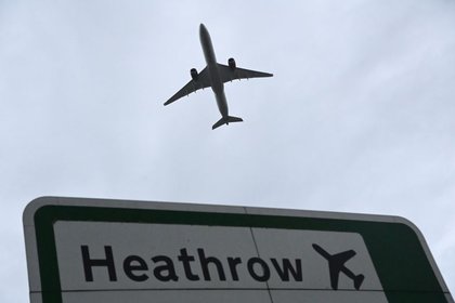 FOTO DE ARCHIVO: Un avión despega desde el aeropuerto de Heathrow en Londres, Reino Unido, el 4 de febrero de 2021. REUTERS/Toby Melville
