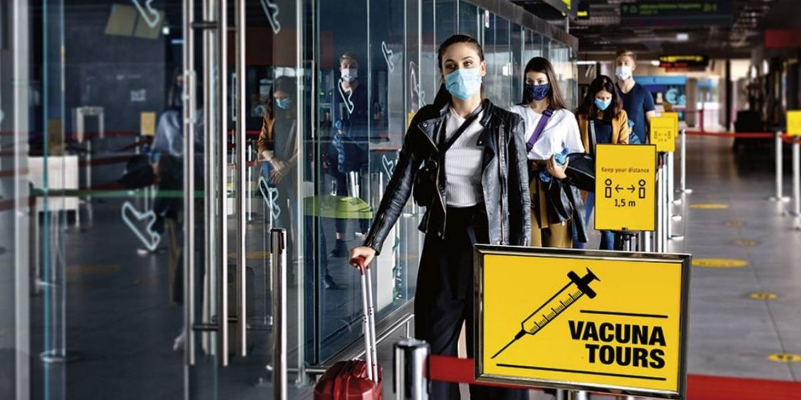 Los destinos que ya ofrecen el controversial «turismo de vacunas»