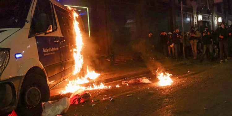 Foto: Un furgón policial arde en las protestas por Pablo Hasél. (Reuters)