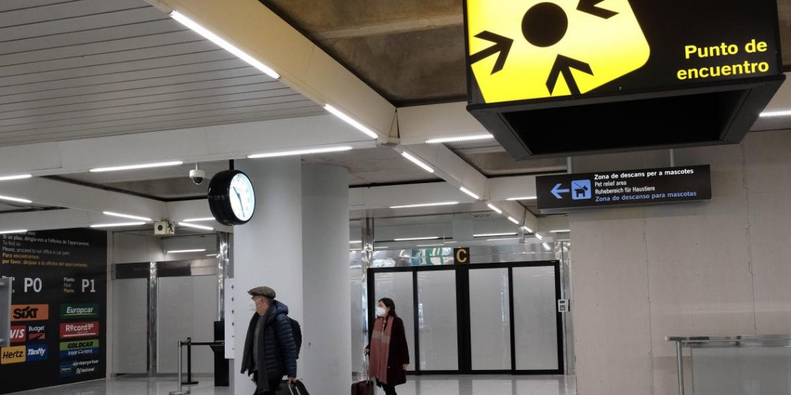 Los españoles gastaron un 56% menos por las restricciones de viajes en 2020