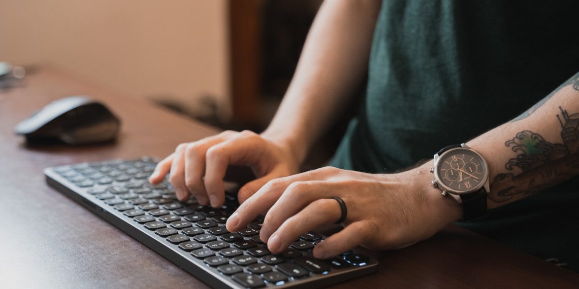 Teclado Bluetooth compacto con retroiluminación Satechi