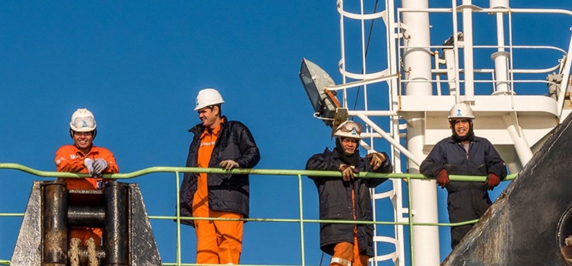 Los trabajadores del mar y el aire se deben considerar prioritarios en la vacunación contra el COVID-19