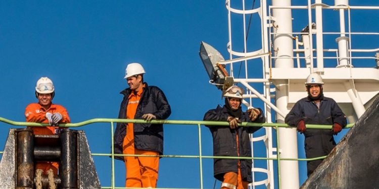 Los trabajadores del mar y el aire se deben considerar prioritarios en la vacunación contra el COVID-19