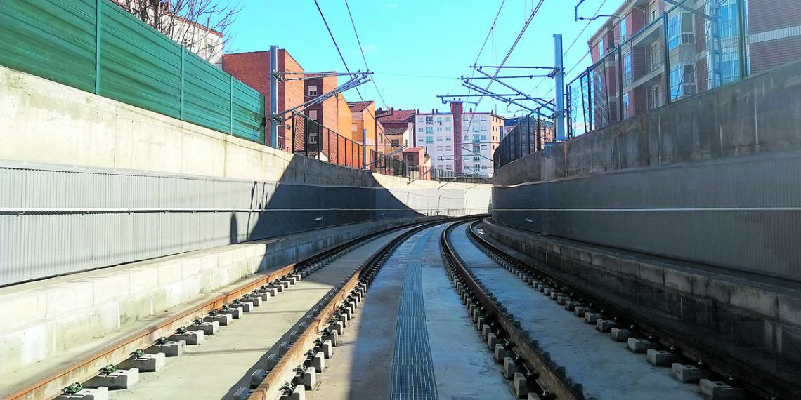 La vía y la catenaria del soterramiento están listas. En la imagen, la rampa por la que la línea emerge hacia el norte.